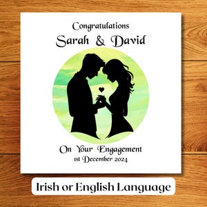 Tarjeta de compromiso personalizada con fondo de acuarela verde y silueta de pareja para tu hija, hijo o amigo. Hecha a mano en Irlanda