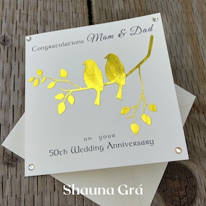 Carte personnalisée 50e anniversaire de mariage en or pour papa et maman avec des oiseaux en or sur une branche avec des feuilles