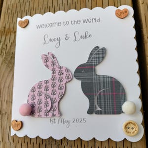 Bienvenue dans le monde des jumeaux nouveau-nés fille garçon découpe personnalisée carte avec lapins, félicitations nouvelle arrivée carte jumelle fille ou garçon