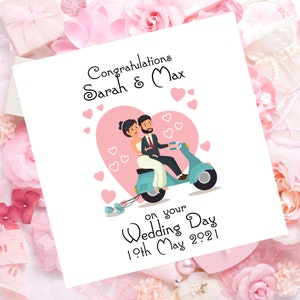 Carte de jour de mariage mignonne personnalisée avec les mariés sur une moto, une moto ou un scooter