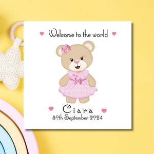 Jolie carte de bienvenue dans le monde pour une nouvelle petite fille personnalisée avec un joli ours en peluche rose