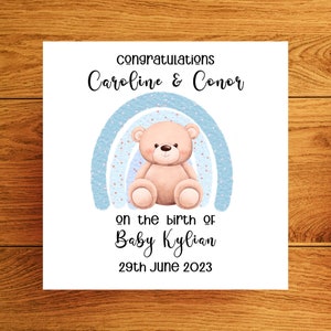 Un simpatico nuovo biglietto per neonato con tenero orsacchiotto e arcobaleno blu personalizzato / Biglietto di congratulazioni per i nuovi genitori per neonato / È un ragazzo
