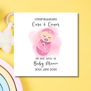 Adorable carte de bébé fille - jolie petite fille en tenue rose - carte de félicitations de nouveaux parents pour une fille nouveau-née