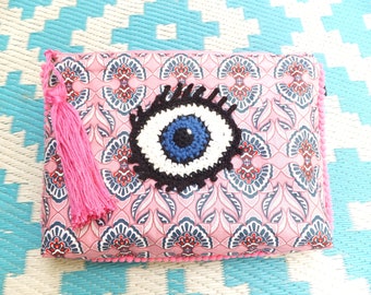 Boho Bag, rosa gemusterte Tasche im Ibiza Stil, Clutch mit Auge, Boho Tasche mit Bommel, vegan