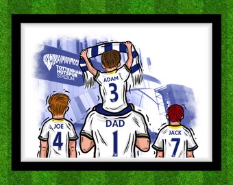 Puede incluir: Una ilustración de dibujos animados de tres personas que llevan camisetas de fútbol blancas con bufandas azules y blancas. Las camisetas tienen números en la espalda: 1, 3 y 7. Las personas están de pie frente a un estadio azul y blanco con el texto "Tottenham Hotspur Stadium" en un cartel.