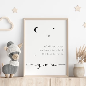 Può includere: Arte da parete stampabile in bianco e nero con un design di luna e stelle. Il testo recita "di tutte le cose che le mie mani hanno tenuto, la migliore in assoluto sei tu".