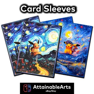 K&ouml;nnte beinhalten: Kartenh&uuml;llen mit einem Sternennacht-Design und Zeichentrickfiguren. Die H&uuml;llen zeigen eine lebendige Blau- und Gelbpalette, mit dem Text "Card Sleeves" oben. Das Logo "AttainableArts" befindet sich unten.