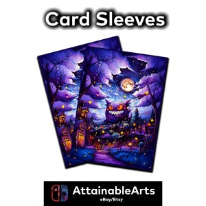 K&ouml;nnte beinhalten: Zwei Kartenh&uuml;llen mit einer Fantasy-Illustration. Das Kunstwerk zeigt eine lila Nachtszene mit Vollmond, einem grinsenden Monster und beleuchteten Geb&auml;uden. Der Text "Card Sleeves" steht oben.