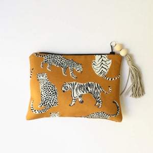 Cartera de tela con cremallera, cartera con estampado animal y borla, cartera para el teléfono de uso diario, cartera de tela con grandes felinos en color tostado y negro, cartera para maquillaje, bolso pequeño