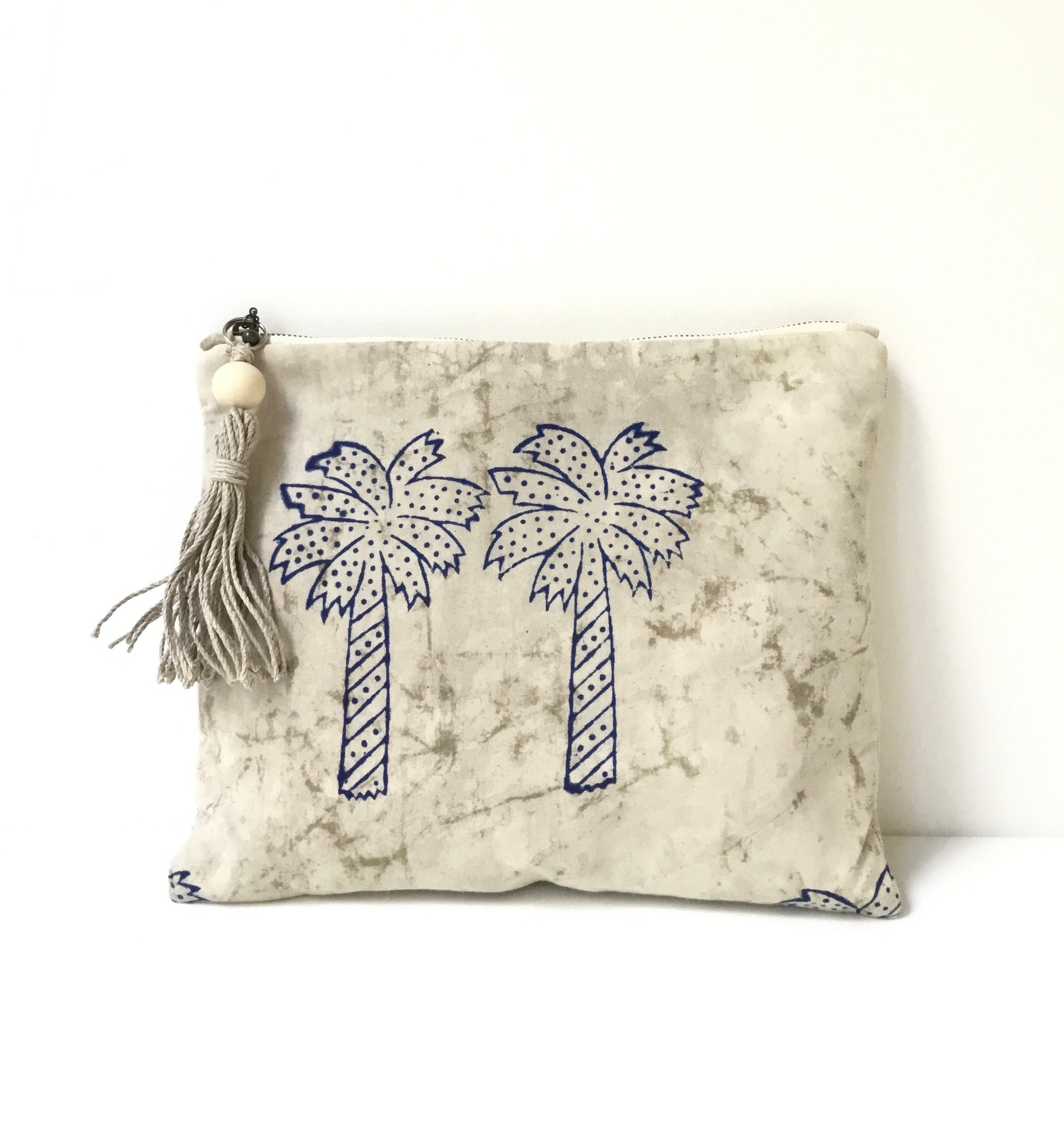 cute Jige clutch in Toile canvas and Navy Box calfskin. 🤩 A perfect  #summer clutch for the beach: natural colored canvas with a dark blue …