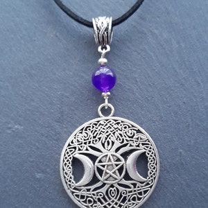 Collar con cordón de gamuza negro y cordón sedoso bañado en plata con piedra preciosa de pentagrama de triple luna y árbol de la vida celta pagano. Elija piedra semipreciosa
