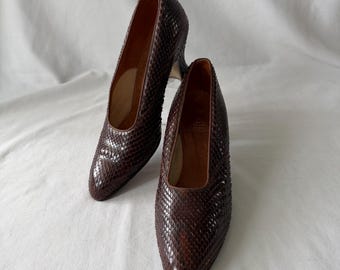 Sapatos de salto baixo em couro marrom, estilo vintage antigo, década de 1920/1930.
