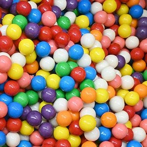 Puede incluir: Un gran surtido de bolas de chicle de colores en varios tonos de rojo, rosa, morado, azul, verde, amarillo y blanco.