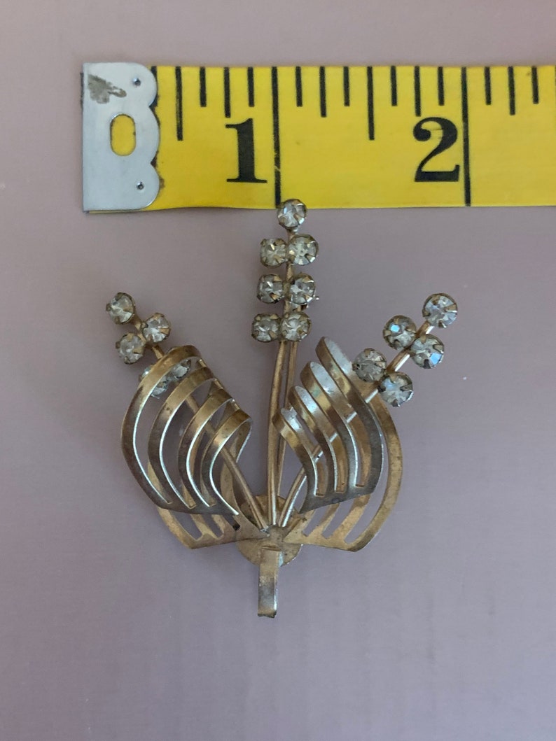 Floral motif brooch Unmarked Goldtone and rhinestones