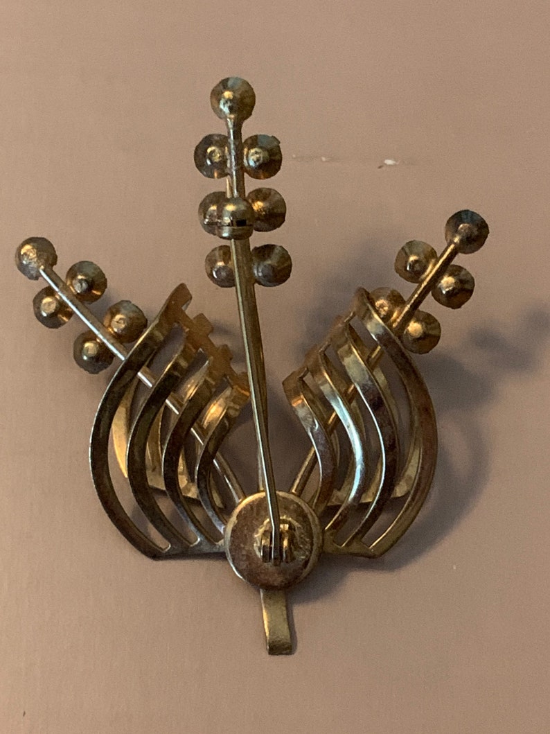 Floral motif brooch Unmarked Goldtone and rhinestones