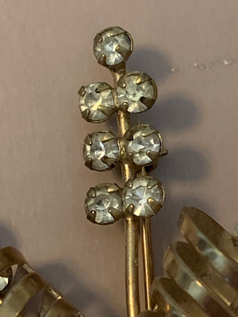 Floral motif brooch Unmarked Goldtone and rhinestones