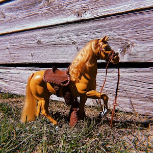 Vintage 1980 Mattel Barbie’s Dream Horse Dallas – Golden Palomino mit original braunem Sattel + Zaumzeug – passend für Barbie und 11.5” Fashion Dolls