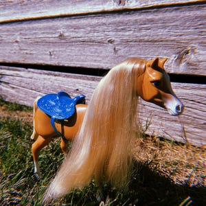 1998 Mattel Barbie Palomino Pferd – Wiehernde Geräusch-Funktion – Blauer Sattel – Passend für Barbie + 11.5” Fashion Dolls