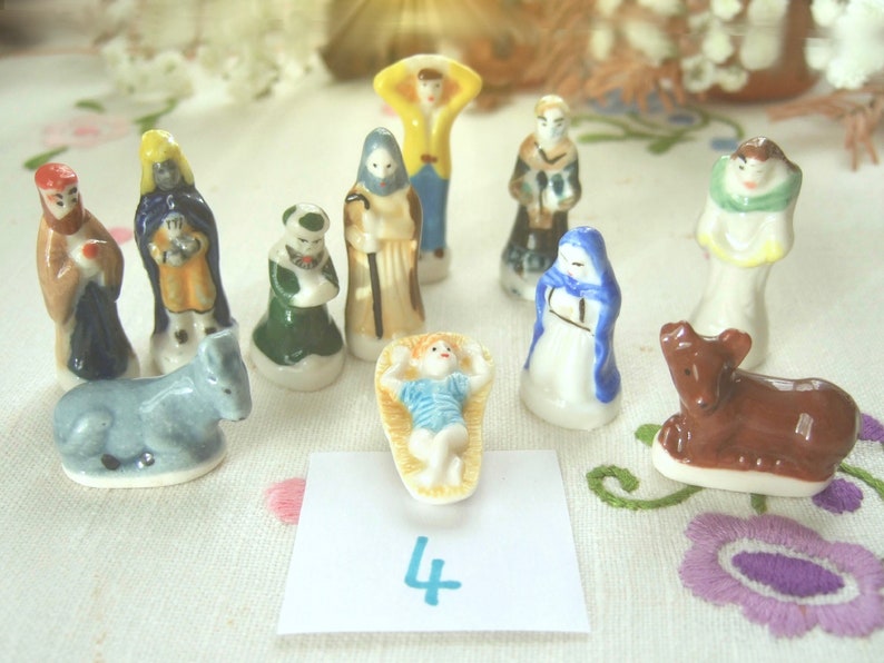 Miniature Nativity scene in porcelaine for Christmas decor and King cake fèves Nativity Nativité #4