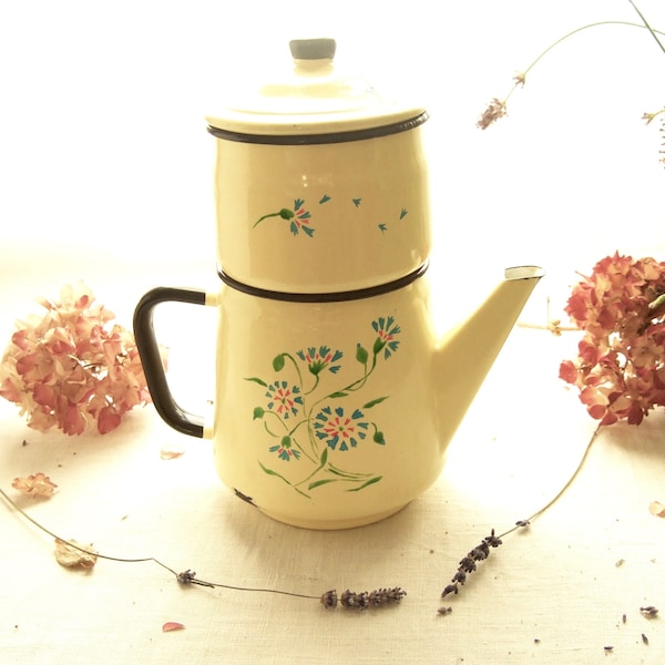 Cafetière ancienne jaune pale avec filtre, fleurs bluets peintes à la main, 1940 France, décor de cuisine