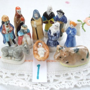 Fève Porcelaine Brillante Socle Blanc Santon Crèche Femme Aux deux Paniers  Coiffe jaune Châle blanc Tablier Jaune Robe Bleue