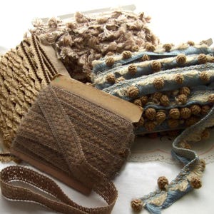 Galon vintage, vendu au mètre, fabrication française, beige bleu marron, passementerie pompon feston lin Puy en Velay, décoration intérieure