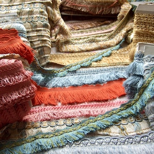 Galon à frange vert bleu jaune rose beige, fabriqué en France, passementerie vintage