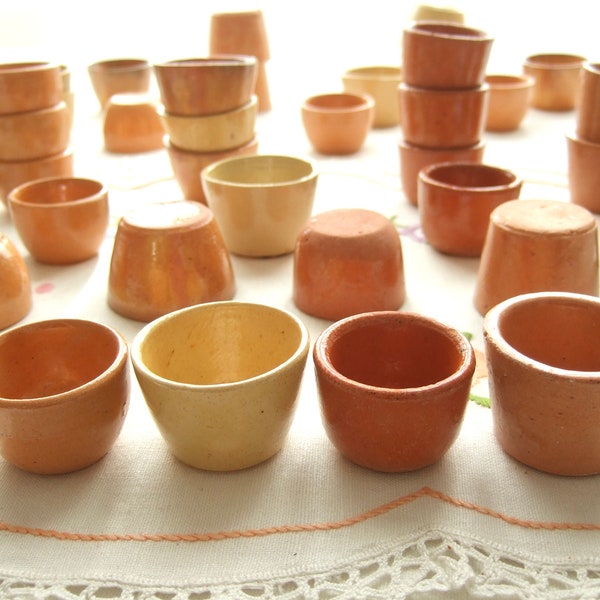 Lot de 7 petits pots en terre cuite, décor terracotta rustique, mini bols en céramique vintage, ancien pots à escargot en grès de France