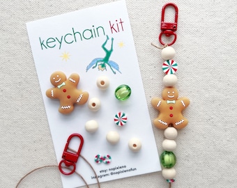 Pode incluir: Kit de chaveiro com um pingente de homem de gengibre, fecho vermelho e várias contas. O kit inclui um cartão com o texto "keychain kit" e as informações do Etsy e Instagram do vendedor.