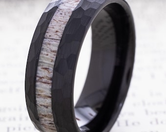 Anillo de tungsteno negro martillado con asta de ciervo, anillo de asta de ciervo, anillo para exteriores, anillo de tungsteno negro con asta, anillo resistente para exteriores para hombre