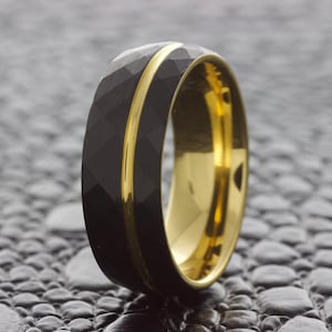ブラックハンマー加工タングステンリング、タングステン結婚指輪、イエローゴールドタングステンリング、8 MMメンズ結婚指輪、レディース結婚指輪、カスタムリング