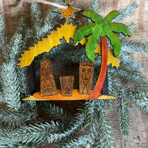 Niesamowita ozdoba choinkowa Tiki Nativity