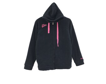 ¡Excepcional! Sudadera con capucha vintage Fila con logo pequeño bordado rosa y diseño de hechizos, suéter, jersey, ropa deportiva, estilo urbano, moda/talla grande