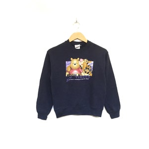 Zeldzaam! Jaren 90 Pooh & Tigger Disney Store Cartoon groot logo sweatshirt ronde hals trui trui Spelout vintage / maat medium