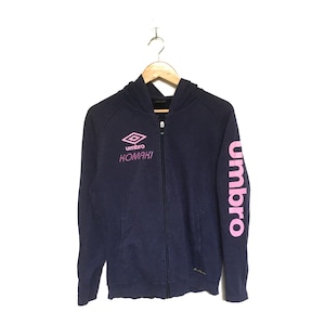 Rare! Umbro Komaki Big Spell Out Logo Embroidery Crewneck Sweatshirt Jumper Hoodie Vintage Sportswear /Hip Hop/ Designer / Size Medium