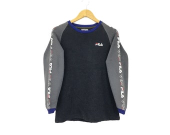 ¡Excepcional! Sudadera Fila con cuello redondo, logo pequeño bordado, estilo vintage de los 90, estilo urbano, talla pequeña.