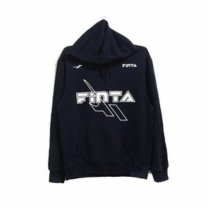 Puede incluir: Sudadera con capucha azul marino con la palabra "FINTA" en letras blancas en el pecho. La sudadera tiene un bolsillo delantero y una capucha. El logotipo de la marca también es visible en la parte superior izquierda.