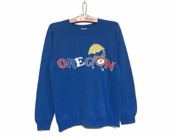 Selten ! Vintage 80er Jahre Astoria Oregon Hanes Tag Big Logo Stickerei Rundhals Sweatshirt Pullover Pullover Spellout Logo / Größe Small