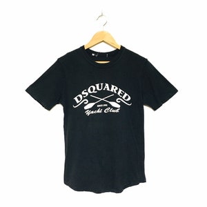 May include: Black short-sleeved t-shirt with a white graphic print of the text "DSQUARED" with crossed oars and the text "Since 1995 Yacht Club".