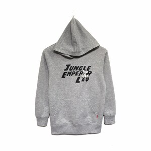 Peut inclure: Un sweat à capuche gris avec un imprimé graphique noir qui dit "Jungle Emperor Leo".
