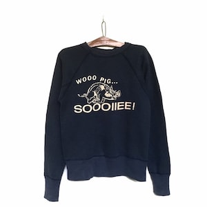 ¡Raro! Sudadera con cuello redondo vintage Wooo Pig SOOOIIEE! Sudadera con bordado de logotipo grande de Barns Out Fitters, fabricada en Japón, con texto en inglés "Help Out" / Talla pequeña