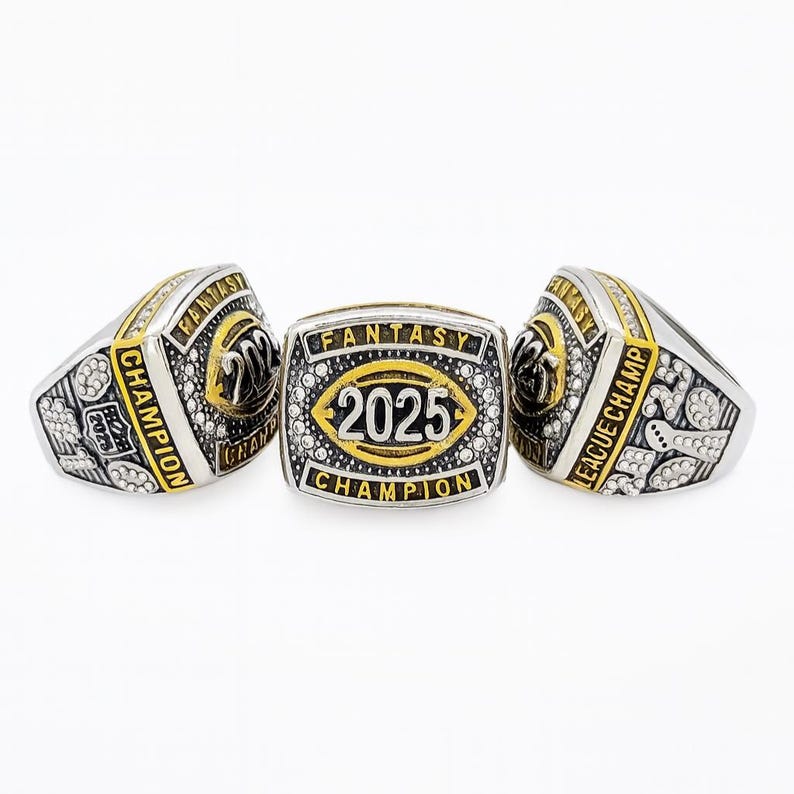 Puede incluir: Tres anillos de campeonato de f&uacute;tbol fantasy plateados y dorados. Los anillos presentan el texto "FANTASY CHAMPION" y "2025" en letras doradas. Los lados de los anillos tienen detalles y texto adicionales, incluido el logotipo de la NFL.