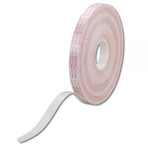 Op de afbeelding: Een rol witte dubbelzijdige tape met een rood label waarop "Scotch" en "Clear Film" staat.