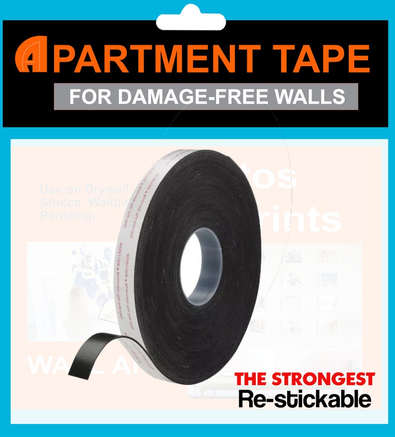 Op de afbeelding: Een rol zwarte appartementstape voor schade-vrije muren. De tape is gelabeld "The Strongest Re-stickable".