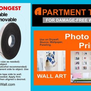Op de afbeelding: Een rol zwart-witte, herbruikbare tape om items aan muren te hangen. De tape is gelabeld met "The Strongest Re-stickable Clean Removable Apartment Tape for Damage-Free Walls". De tape wordt getoond met de verwijderbare zijde bevestigd aan een muur en de permanente zijde bevestigd aan een object. De tekst "How to use (cut to size as needed): 1. Clean wall and object (70% isopropyl alcohol recommended) 2. Apply the permanent side to object. Use firm pressure. 3. Apply removable tape side to wall. Reposition as needed. Apply firm firm pressure when aligned s desired. MyWholeWall.com" wordt ook getoond.