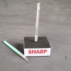 Scalpel and X-ACTO knife blade holder and organizer for medical and industrial