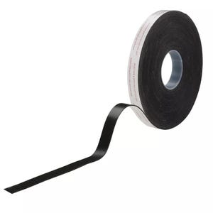 Op de afbeelding: Een rol zwarte elektrische tape met een wit label met de tekst "REVOLUTION & Extreme Temperature Tape".