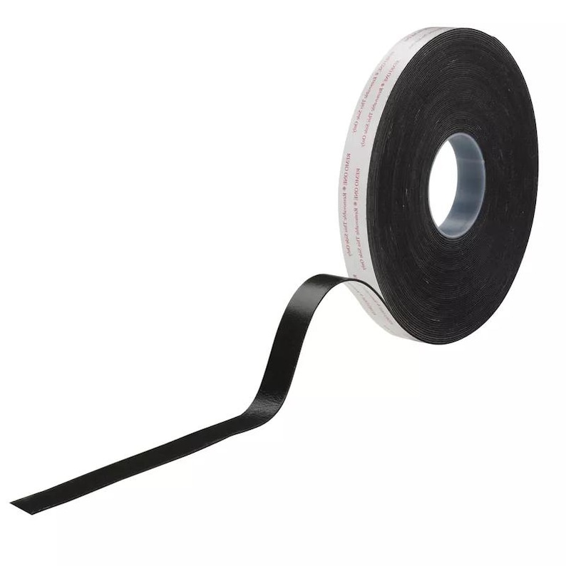 Op de afbeelding: Een rol zwarte elektrische tape met een wit label met de tekst "REVOLUTION & Extreme Temperature Tape".