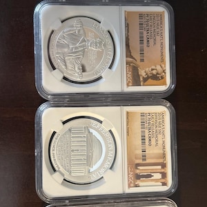 Peut inclure: Quatre pièces de monnaie en argent dans des étuis de protection. Chaque pièce représente un monument national américain différent : Vietnam Veterans Memorial, Lincoln Memorial, Jefferson Memorial et Washington Monument. Les pièces sont étiquetées "America's Nat'l Monuments" et "Early Releases".