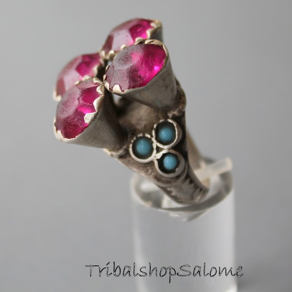 Gran anillo de plata con piedras preciosas rosas, diámetro interior 18 mm;